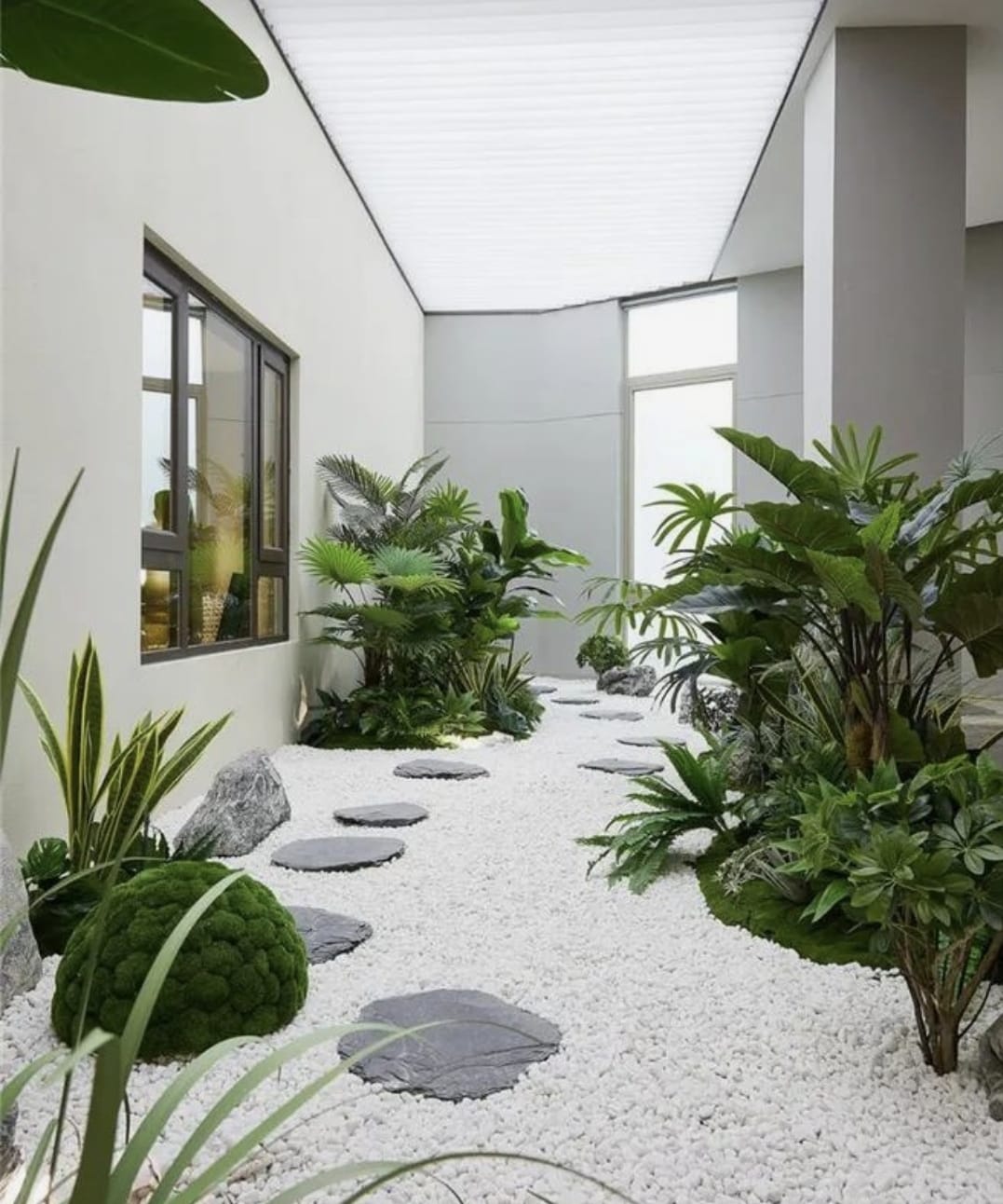 Piedra blanca decorativa en jardín de bajo mantenimiento con vegetación ornamental