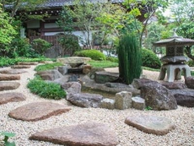 CÓMO CREAR UN RINCÓN ZEN EN TU PATIO USANDO PIEDRAS DECORATIVAS.