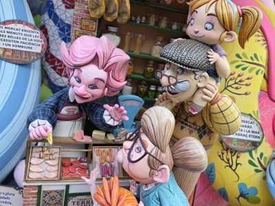 Decoración de la Hoguera Mercado Central 2026