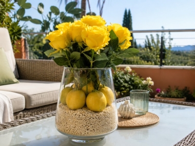 Cómo hacer un centro de mesa de verano con limones, piedra decorativa y rosas