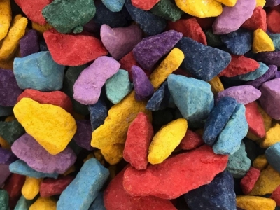 Piedras de colores para decorar: ideas para llenar tus espacios de color